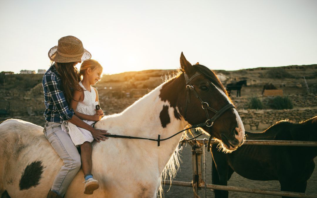 L’équithérapie : Un chemin vers le mieux-être pour les enfants et les familles